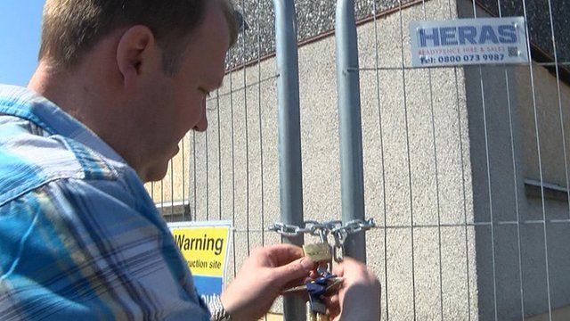An t-Urr Alasdair MacAmhlaigh aig làrach ùr Eaglais Bhaile Dhubhthaich.