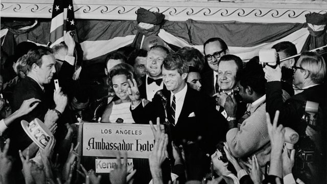 El senador de Nueva York Robert Kennedy haciendo la V de Victoria unas horas antes de ser asesinado.