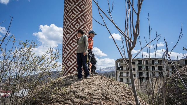 Армянские мальчики на фоне минарета шушинской мечети в Карабахе