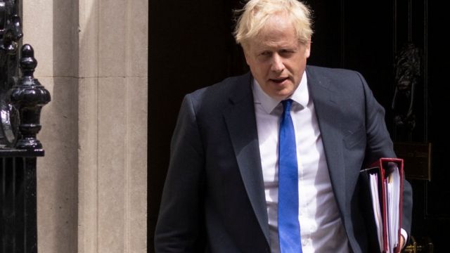 Boris Johnson ao sair da residência oficial do premiê