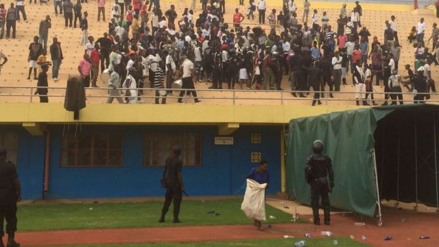 Abafana ba APR FC barakaye bera amacupa ku bakinyi ba ZANACO FC