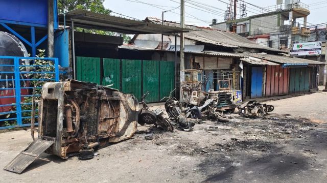 நீர்க் கொழும்பில் எரிக்கப்பட்ட வண்டிகள்.