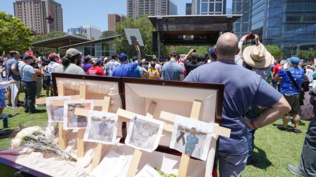Manifestantes rinden homenaje a las víctimas del tiroteo.
