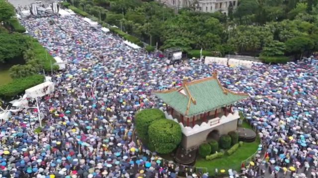 台灣輿論兩極分化嚴重。去年，曾有數以萬計的民眾走上街頭，抗議親中媒體。