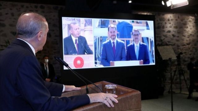 از چپ اردوغان، رئیسجمهور ترکیه، برات البیرق وزیر اقتصاد و فاتح دونمز وزیر انرژی در نشست مجازی اعلام خبر کشف میدان گازی