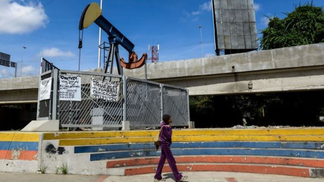 Planta petrolera en desuso en Venezuela.