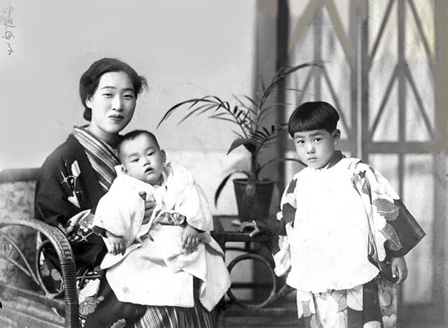 Emiko nos braços de sua mãe, Fuku Nakasako, com sua irmã Mieko