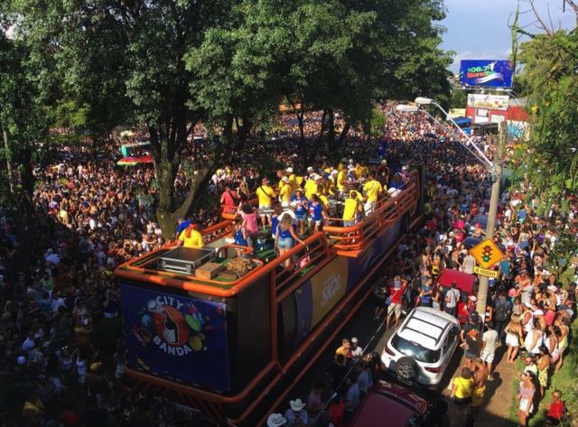 Multidão segue trio elétrico em bloco de Carnaval