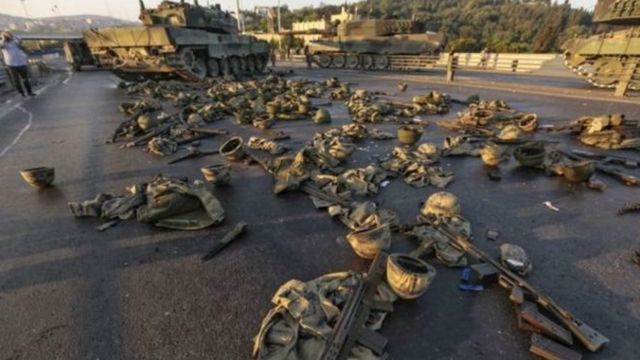 Çevriliş cəhdində iştirak edənlər tank, silah və avadanlığı ataraq təslim oldular.