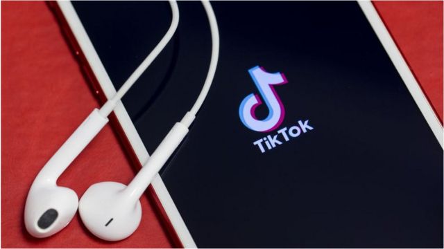 O app Tiktok em um celular