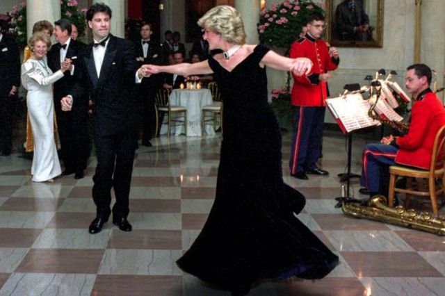 پرنسس دایانا در حال رقصیدن با جان تراولتا در کراس هال در کاخ سفید