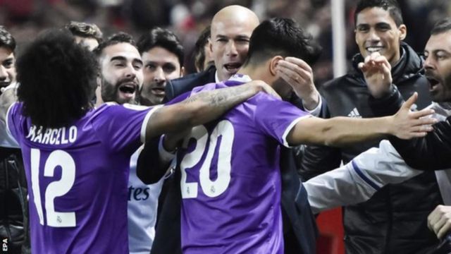 Abakinyi ba Real Madrid bariko baragwana mu nda n'umumenyereza inyuma yo kunganya na Seville ibitego 3-3