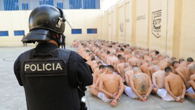 Un policía custodia a presos en El Salvador.