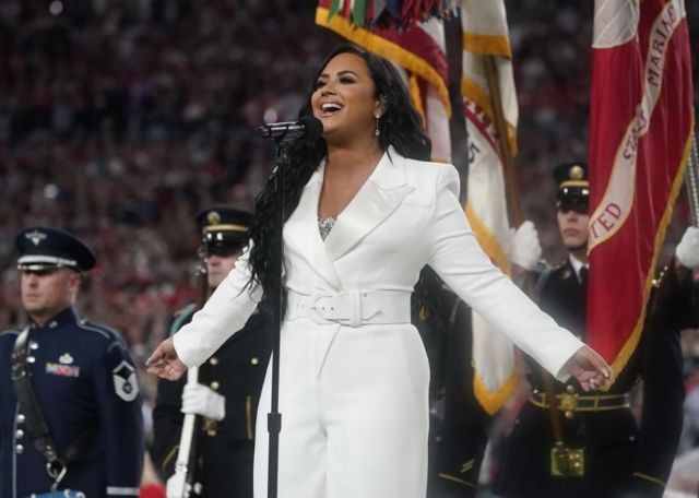 Jennifer Lopez and Shakira sparkle at the Super Bowl - BBC News