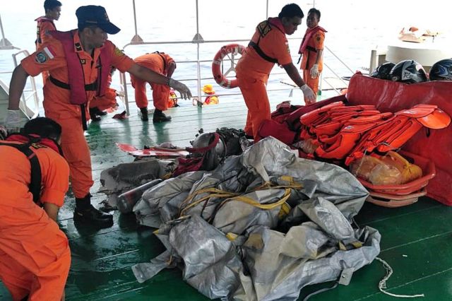 A handout photo made available by the Indonesian Search and Rescue (Basarnas) shows an Indonesian rescuers evacuating parts from a crashed Lion Air passenger plane in waters off Tanjung Karawang, West Java, Indonesia, 29 October 2018