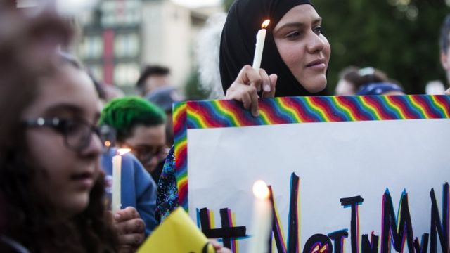 Joven musulmana en una vigilia en Seattle