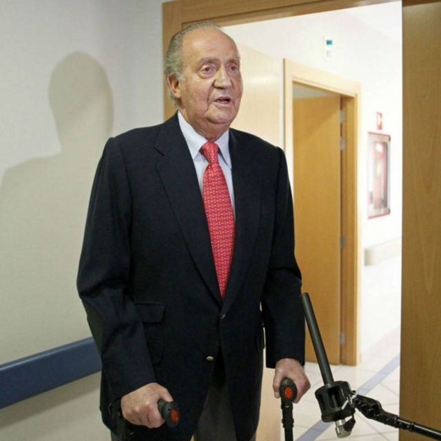 El rey Juan Carlos I al recibir el alta del hospital en 2012