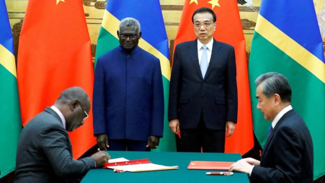 Solomon Islands Prime Minister Sogavare (left) and Chinese Premier Li Keqiang (right) witness the signing of the bilateral agreement between the foreign ministers of the two countries at the Great Hall of the People in Beijing (9/10/2019)