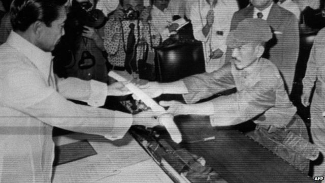 1974年3月，小野田向菲律宾总统马科斯投降（Credit: AFP）(photo:BBC)