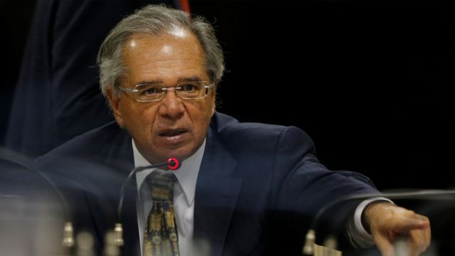 O ministro da Economia, Paulo Guedes, fala no microfone em reunião com congressistas do PSL