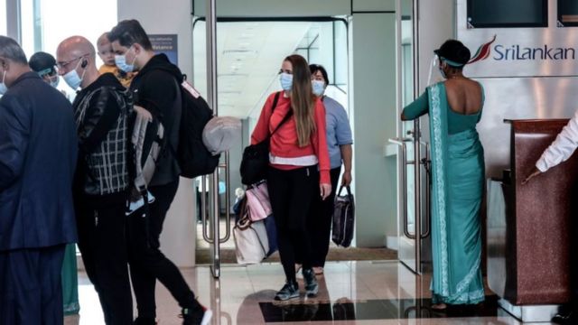 مسافرون أوكرانيون يصلون إلى مطار ماتالا راجاباكسا الدولي في سريلانكا، ماتالا