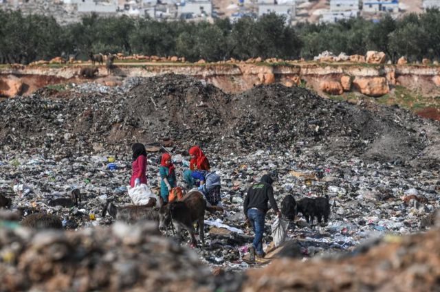 سوريون يبحثون بين القمامة قرب الحدود السورية التركية