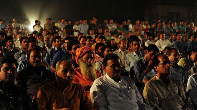 audiencia observando el holograma de Modi