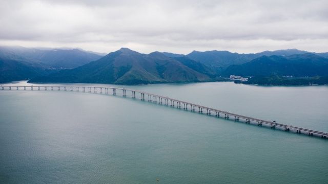 A picture of the bridge connecting Hong Kong to Macau