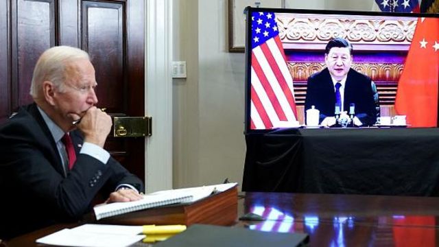 O presidente americano Joe Biden em reuni&atilde;o virtual com o presidente chin&ecirc;s Xi Jinping em dezembro de 2021
