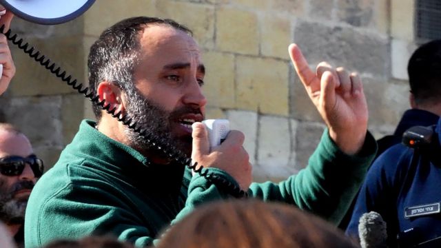 خاطب عيسى عمرو حشدا من نشطاء السلام الإسرائيليين قاموا بجولة في الخليل قبل اعتقاله