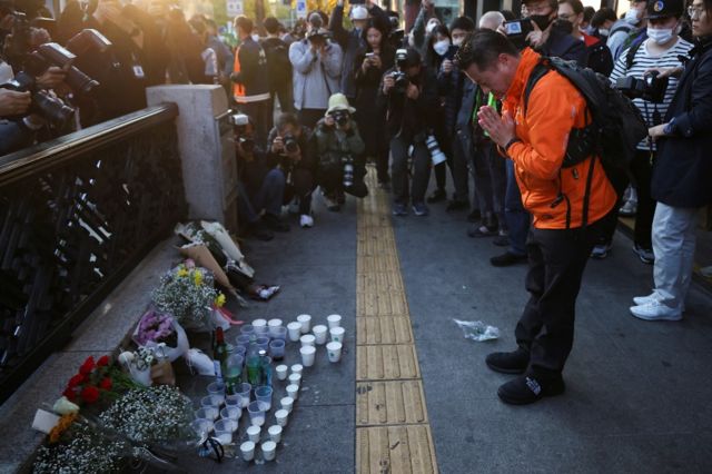 Flores e velas em homenagens foram colocadas na área em que ocorreu a tragédia