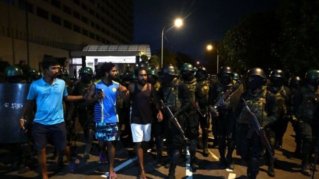 श्रीलंका में शुक्रवार तड़के सुबह हुई सैन्य कार्रवाई में प्रदर्शनकारियों के टेंट उखाड़ दिए गए