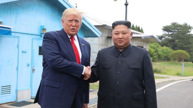 2019년 6월 30일 3차 정상회담 당시 판문점에서 만난 미국 도널드 트럼프 대통령과 북한 김정은 국무위원장