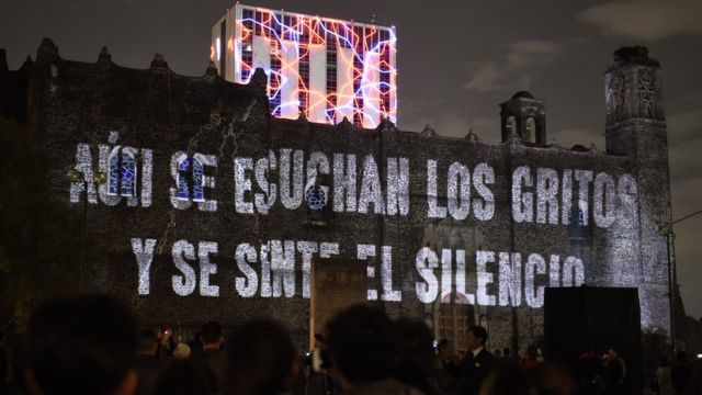 Presentación en la plaza de Tlatelolco, Ciudad de México, de una serie de televisión sobre el movimiento estudiantil de 1968 y la masacre..