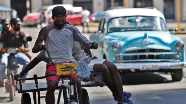 Bicicleta y auto antiguo