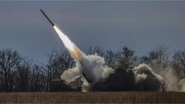 Um sistema Himar lança um foguete na Ucrânia
