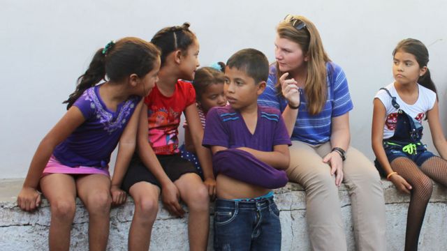 Estudiante de Cornell junto a niños en Honduras
