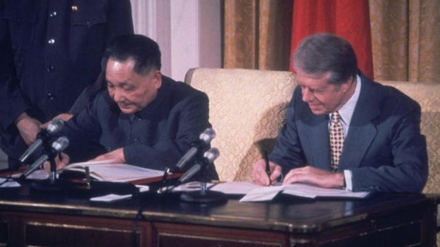 Jimmy Carter (der.) presidente de EE.UU. firma acuerdo con el líder de China Deng Xiaoping