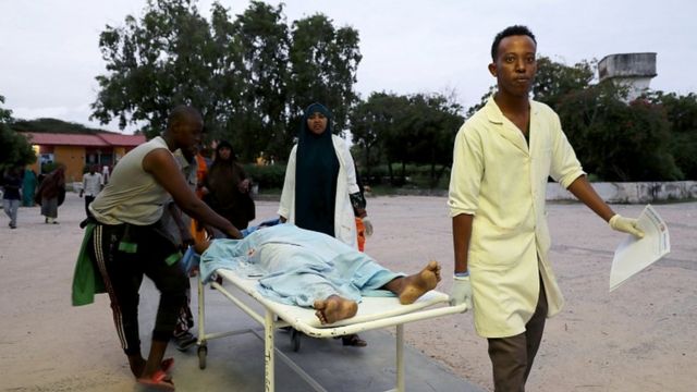 Paramédicos y civiles llevan a una persona herida al Hospital Madina después de una explosión en el hotel Elite.
