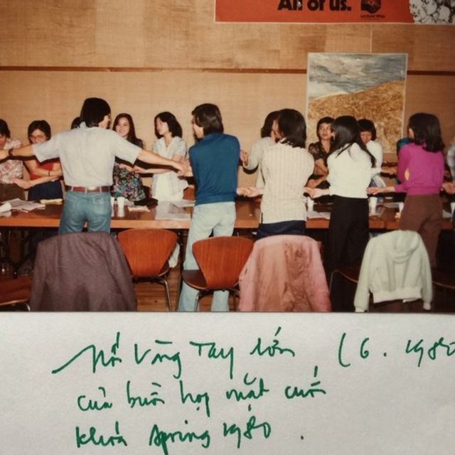 Sinh hoạt tại Đại học Berkeley trong lưu bút 1980 của tác giả. Sinh viên đồng ca Nối Vòng Tay Lớn