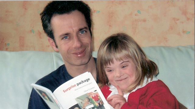 Heidi con su padre, leyendo el libro que escribieron sobre ella, "Paquete sorpresa"