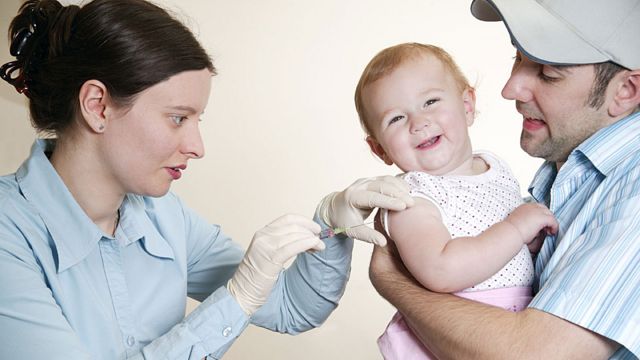Mulher aplica vacina