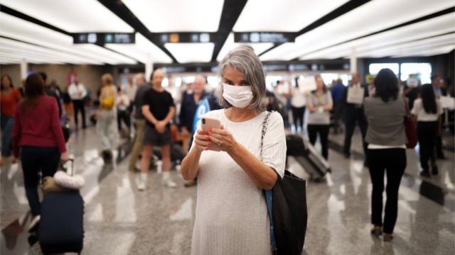 Mujer con mascarilla en el aeropuerto argentino de Ezeiza