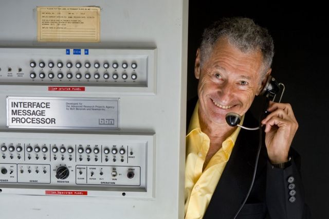 El profesor de ciencias de la computación Leonard Kleinrock con la primera IMP.