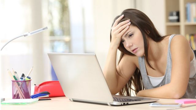 Mujer frente a la computadora.
