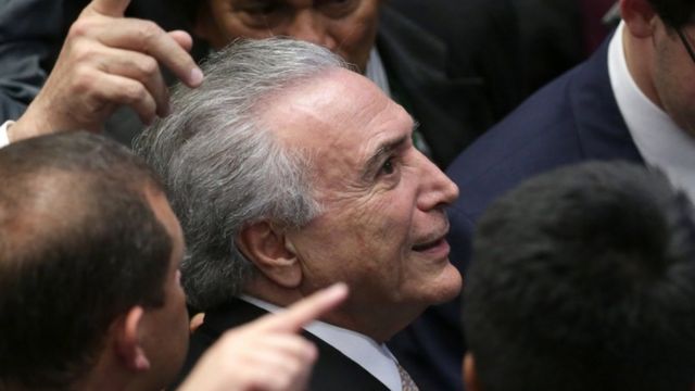 ルセフ氏の罷免が決まった後、大統領就任の宣誓に臨むため議会に到着したテメル氏（31日）