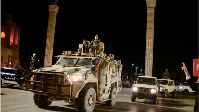 صورة تعود إلى فبراير/شباط الماضي لأفراد من الجيش الليبي وهم في طريقهم للمشاركة في مسيرة بمدينة طرابلس تطالب بإجراء الانتخابات البرلمانية والرئاسية.