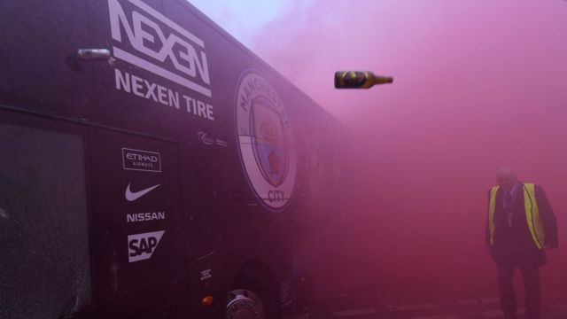 Le bus de Manchester City attaqué par des supporters de Liverpool.