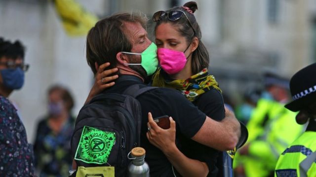 Manifestantes climáticos se abrazan en Trafalgar Square