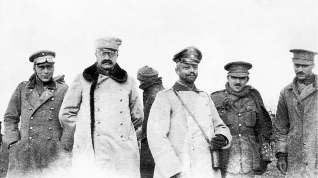 Comandantes alemanes y británicos reunidos en una zona conocida como la tierra de nadie en la navidad de 1914.